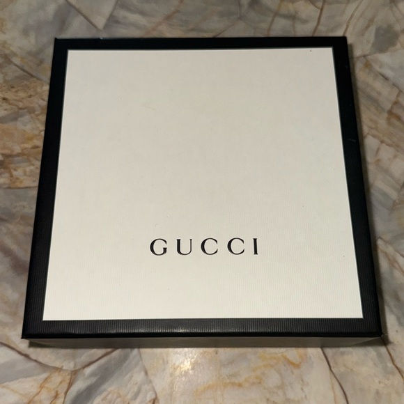 Authentic Gucci Belt Reversible - Picture 2 of 13